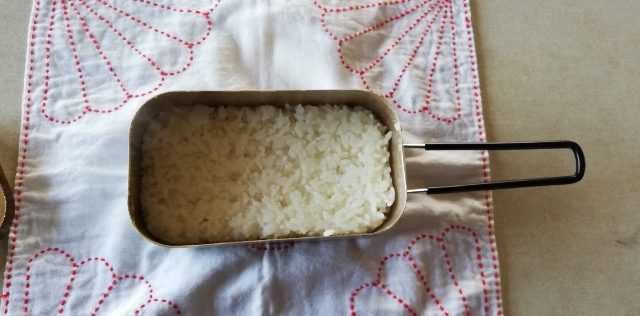 メスティン 一合の米を自動炊飯 100均の固形燃料 を使用 ゆる生きライフ