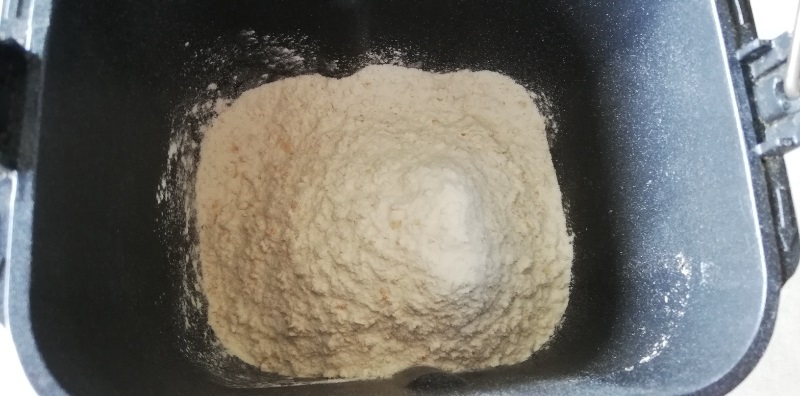 「ブラウワー」を使ったパンの手順を簡単に紹介。粉を入れる