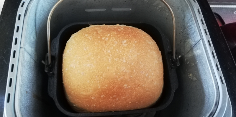 パンの焼き上がりです。粗挽きふすまが入っているので、見た目に少しツブツブ感があります。