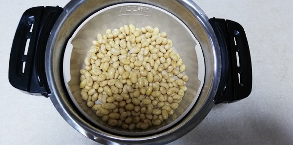 鍋に水を入れ、蒸しカゴをセットし、大豆をのせる