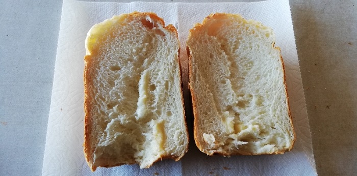 チーズ入り食パンを半分に切った状態