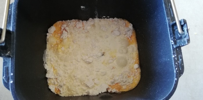 チーズケーキの材料をパンケースに全部入れる