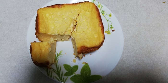 焼き立てのチーズケーキは、とても柔らかいので、崩さないように気を付けてください。