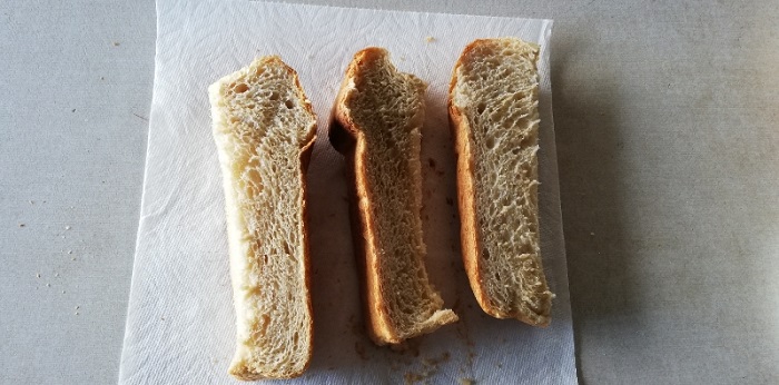 半分に切ったパンが1/3ずつに切った状態
