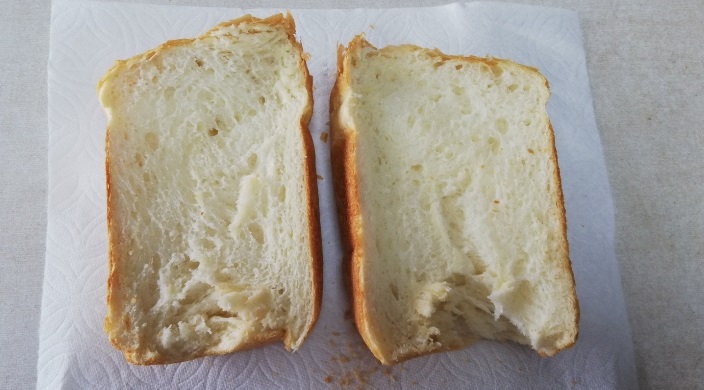 カメリアスペシャルで焼いたパン半分に切った