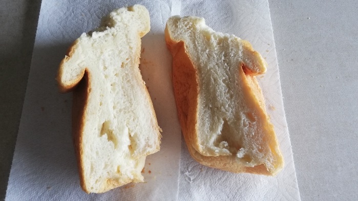 しあわせの生食パンミックスで焼いたパンを半分に切った