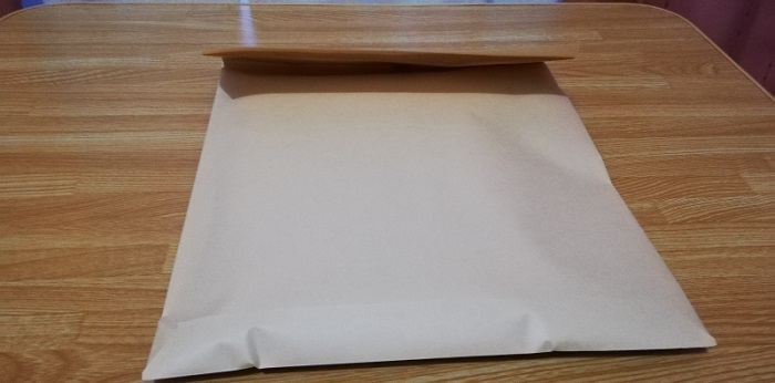封筒を本のサイズに合わせて折りたたむ