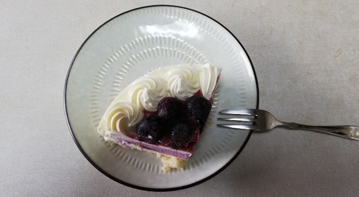 食べチョクの濃厚ブルーベリーチーズケーキ『ナパージュ』解凍して1/4サイズに切った