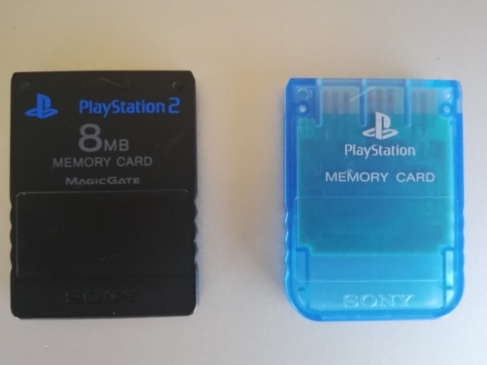 左　プレステ2のメモリーカード　右　プレステ1のメモリーカード