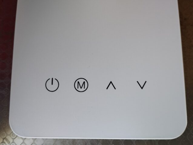 Lepro製のデスクライト　スイッチ部分は、左から電源、昼光色、白色、電球色の3つの種類のライトの切り替え、明るさのUPDOWNとなっています。