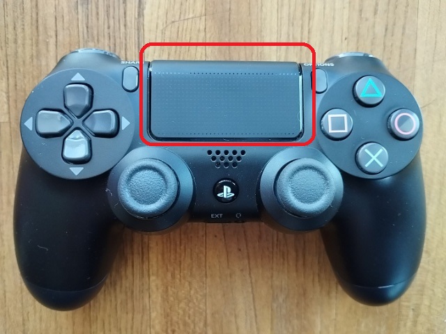PS4コントローラの赤く囲ったボタンを押してみましょう。